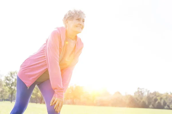 Senior Vrouw Jas Dragen Tijdens Het Sporten Het Park — Stockfoto