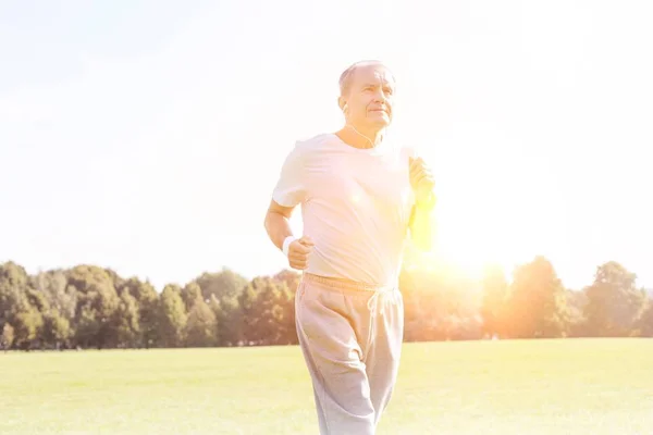 Uomo Anziano Attivo Che Corre Nel Parco — Foto Stock