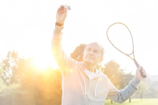 Aktiver Senior Spielt Badminton Mit Tennisschläger Park — Stockfoto