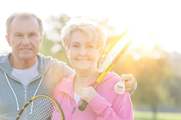 Ritratto Coppia Attiva Con Navetta Mazze Tennis Nel Parco — Foto Stock