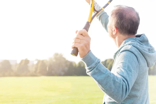 Aktiver Senior Spielt Badminton Mit Tennisschläger Park — Stockfoto