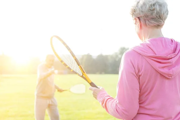 Parkta Badminton Oynayan Mutlu Çift — Stok fotoğraf