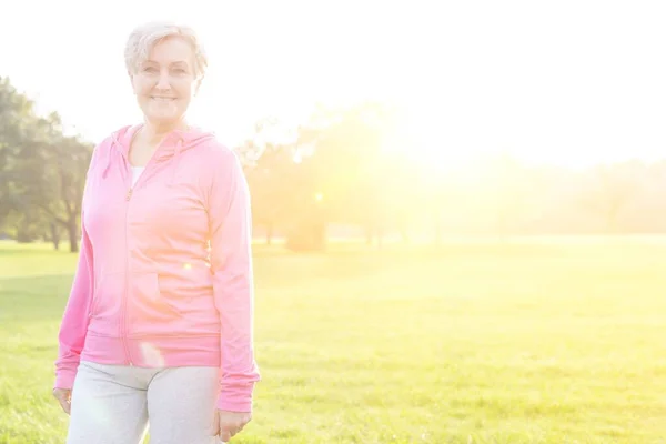 Selbstbewusste Seniorin Steht Park — Stockfoto