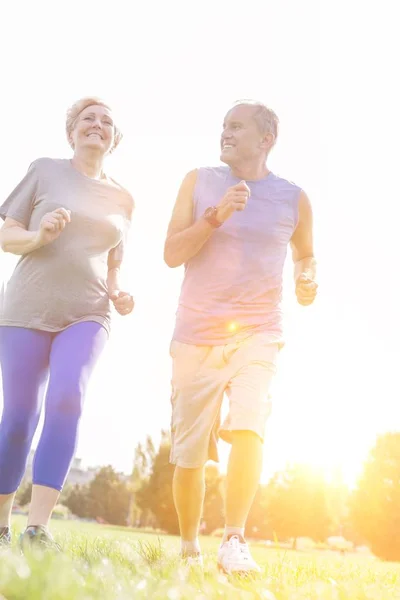 Heureux Homme Âgé Regardant Femme Tout Faisant Jogging Dans Parc — Photo