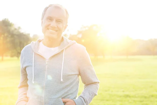 Portret Van Een Fitte Oudere Man Het Park — Stockfoto