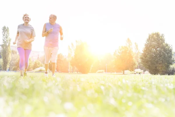 Gelukkig Senior Man Vrouw Kijken Tijdens Het Joggen Het Park — Stockfoto