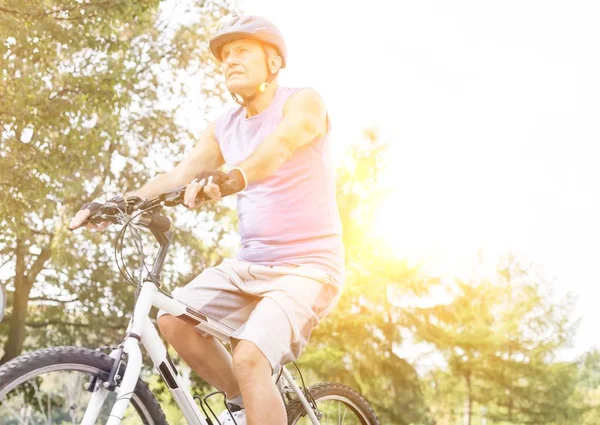 Athlète Masculin Senior Vélo Dans Parc — Photo