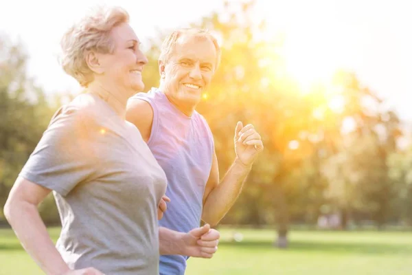 Glad Senior Mannen Tittar Kvinnan Medan Joggning Park — Stockfoto