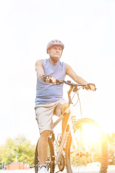 Senior Male Athlete Riding Bicycle Park — Stock Photo, Image