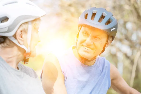 Senior Couple Walking Helmets Park — 图库照片