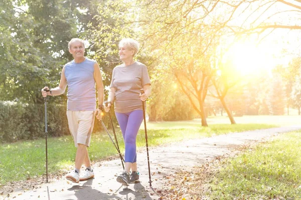 Coppia Senior Con Bastoncini Escursionistici Che Camminano All Aperto — Foto Stock