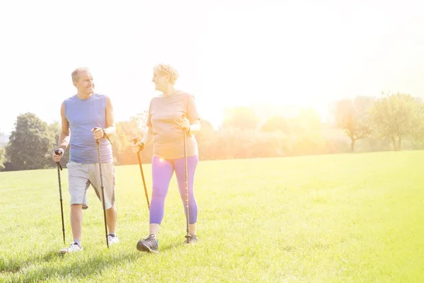 Coppia Senior Con Bastoncini Escursionistici Che Camminano All Aperto — Foto Stock