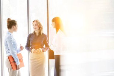 İş kadınları ofiste toplantı sırasında strateji planlıyorlar