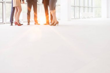 Yeni ofisteki iş arkadaşlarının kırpılmış görüntüsü