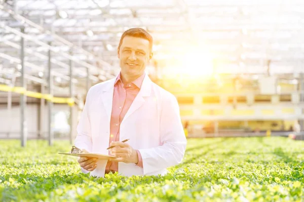 Portret Van Wetenschapper Staande Met Klembord Midden Van Kruiden Kas — Stockfoto