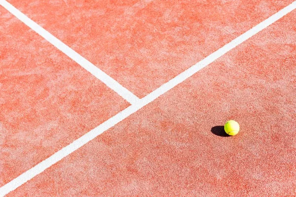 Подъем Мяча Теннисном Корте — стоковое фото