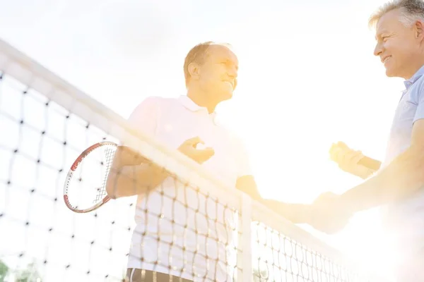 Зрілі Спортсмени Вітають Один Одного Рукостисканням Тенісному Корті — стокове фото