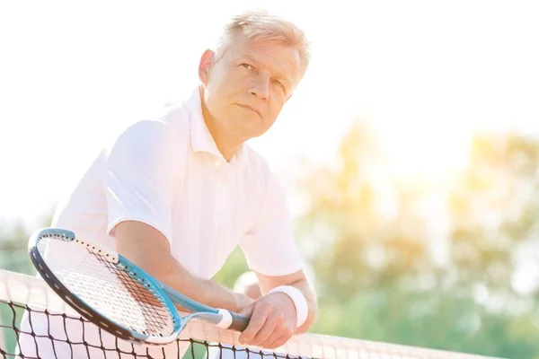 Actieve Senior Man Leunen Zijn Armen Tennisbaan Terwijl Het Houden — Stockfoto