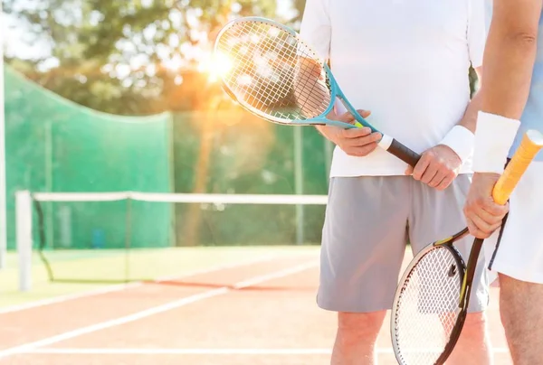 Starší Sportovec Hraje Tenis Soudu Žlutou Čočkou Světlice Pozadí — Stock fotografie