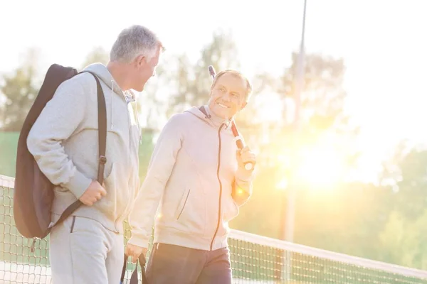 Üst Düzey Sporcular Arka Planda Sarı Mercekle Tenis Kortunda Yürüyorlar — Stok fotoğraf