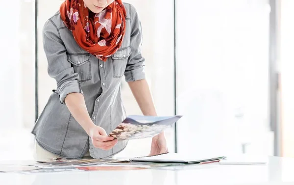 Businesswoman Analizza Documenti Sul Tavolo Ufficio Con Bagliore Lenti Gialle — Foto Stock