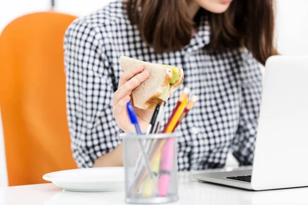 Retrato Jovem Empresário Atraente Comendo Sanduíche Sua Mesa Escritório — Fotografia de Stock