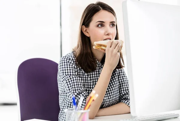 Ritratto Giovane Imprenditrice Attraente Mangiare Panino Sulla Sua Scrivania Ufficio — Foto Stock