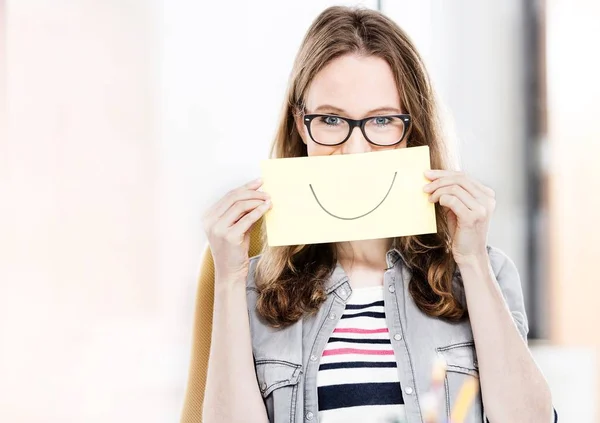 Młoda Atrakcyjna Przedsiębiorczyni Zakrywająca Usta Uśmiechniętym Papierem Biurze — Zdjęcie stockowe