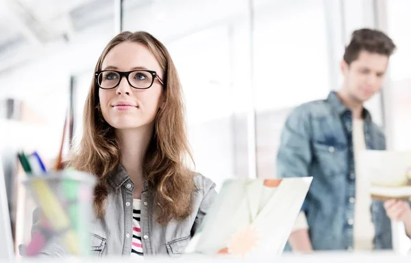 Jonge Aantrekkelijke Zakenvrouw Werkt Haar Bureau Het Kantoor — Stockfoto