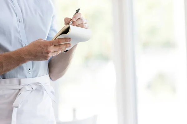 Cameriere Che Scrive Ordine Del Cliente Sulla Sua Nota Pad — Foto Stock