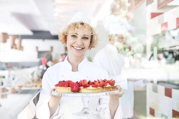 Retrato Panadero Maduro Sonriente Con Tarta Fresa Restaurante —  Fotos de Stock