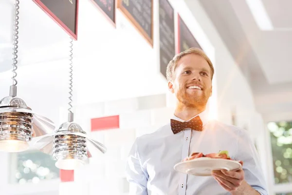 Retrato Del Joven Camarero Atractivo Que Sirve Comida Restaurante — Foto de Stock