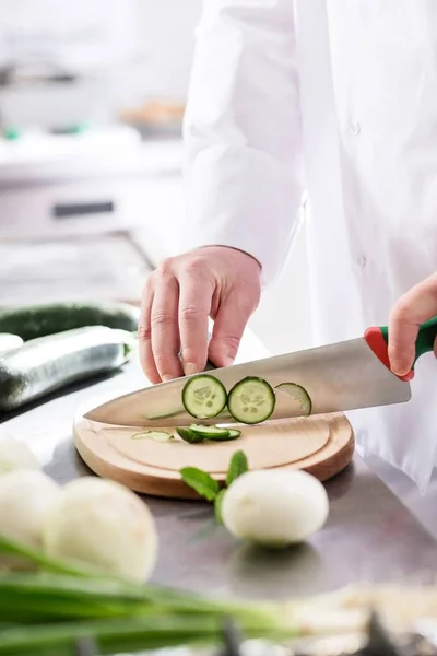 Close Chef Chopping Pepino Cozinha — Fotografia de Stock