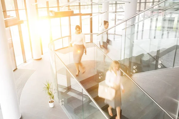 Blick Aus Der Vogelperspektive Auf Geschäftsfrauen Die Auf Treppen Bürogebäuden — Stockfoto