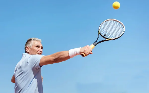 Mahkemede Topa Vuran Olgun Tenis Oyuncusunun Portresi — Stok fotoğraf