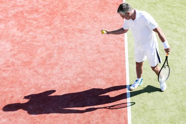 Vista Gran Angular Del Jugador Maduro Tenis Golpeando Balón Cancha —  Fotos de Stock