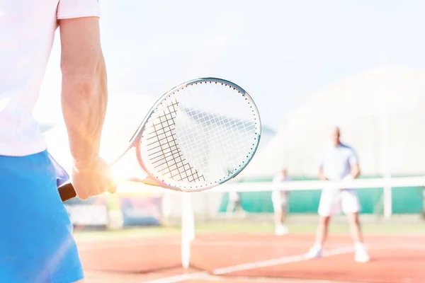 Starší Sportovec Hraje Tenis Přáteli Dvoře — Stock fotografie