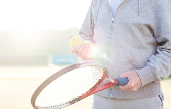 Olgun Tenis Atleti Sarı Lens Fişeğiyle Mahkemede Raketle Topa Vuruyor — Stok fotoğraf