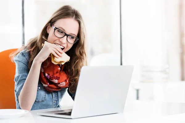 Aantrekkelijke Zakenvrouwen Die Een Broodje Eten Terwijl Haar Bureau Werkt — Stockfoto