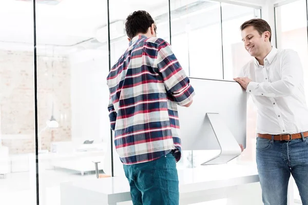 Geschäftsleute Verlagern Monitor Ins Büro — Stockfoto