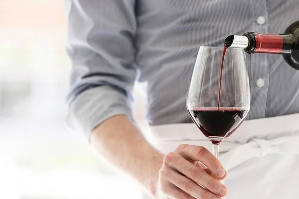 Kellner Serviert Dem Kunden Restaurant Rotwein Mit Gelber Brille Hintergrund — Stockfoto