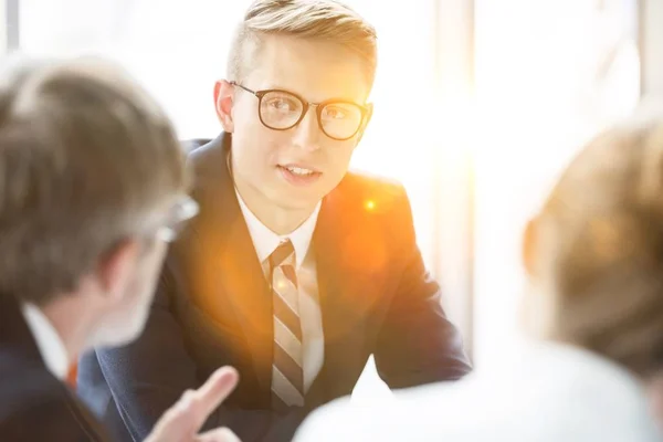 Affärsmän Möte Office Med Gul Lins Flare Bakgrunden — Stockfoto