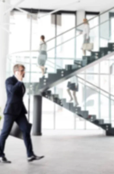階段を上りながら事務所で話をしながら歩く熟年実業家 — ストック写真