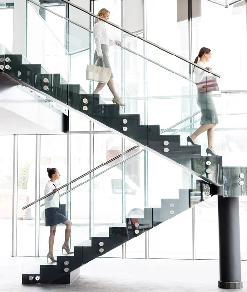 Donne Affari Che Camminano Sulle Scale Edificio Uffici — Foto Stock