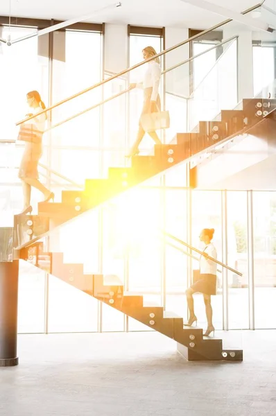 Geschäftsfrauen Gehen Treppe Bürogebäude Hinauf — Stockfoto