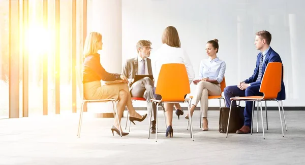 Empresários Que Têm Reunião Escritório — Fotografia de Stock