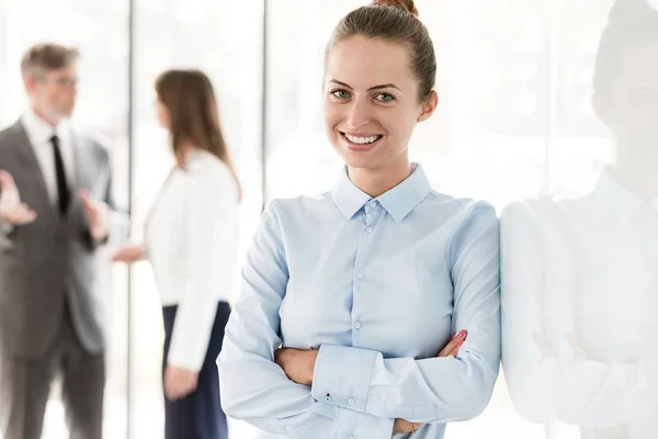 Portrait Femme Affaires Avec Les Bras Croisés Contre Des Collègues — Photo