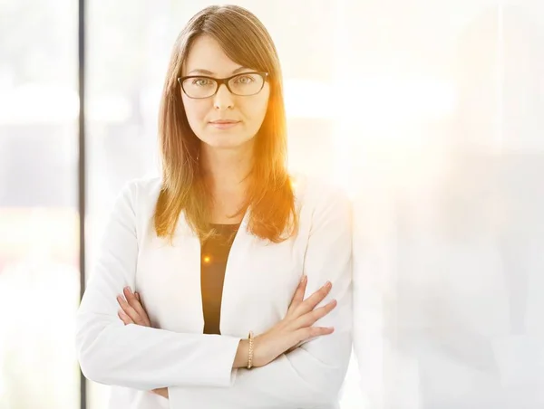 Portrait Smiling Businesswoman Standing Arms Crossed Office — Stock Photo, Image