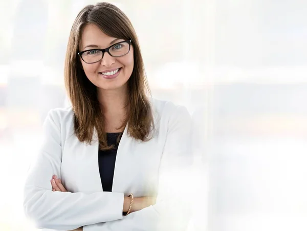 Retrato Mulher Negócios Sorridente Com Braços Cruzados Escritório — Fotografia de Stock