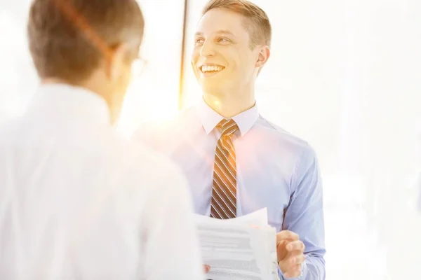 Lächelnde Geschäftskollegen Diskutieren Büro Über Dokument Für Dokument — Stockfoto